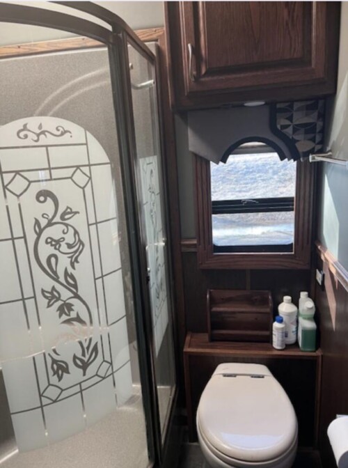 2009 Renegade Dual Slide Cascadia Coach, 105K Miles,Lots of Sleeping, Side Isle Mid Bath Floor Plan, Loaded, Available Today - Image 15