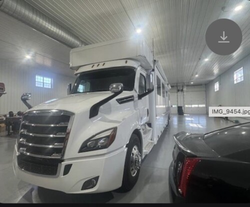 2023 Quad Slide NRC Cascadia Bath and 1/2, 600HP, Automaitc, 43K Miles, Loaded, Pristine, Avaialble Today - Image 4