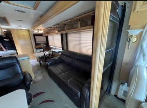 2003 Monaco Safari Model M-37, Triple Slide. C-12 500HP Cat - Image 17
