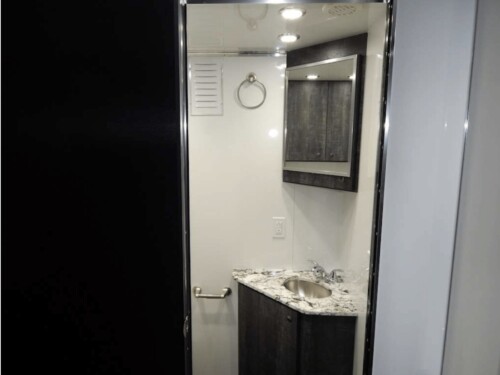 2024 T&E 53' Transporter, Bathroom W/Shower, Hydraulic Tilt Lift Gate, Pristine - Image 14