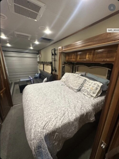 2015 Haulmark Dual Slide Volvo Coach With reart Salon/Garage Space. Immaculate - Image 11
