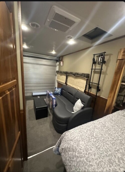 2015 Haulmark Dual Slide Volvo Coach With reart Salon/Garage Space. Immaculate - Image 12