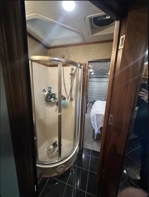 2015 Haulmark Dual Slide Volvo Coach With reart Salon/Garage Space. Immaculate - Image 6