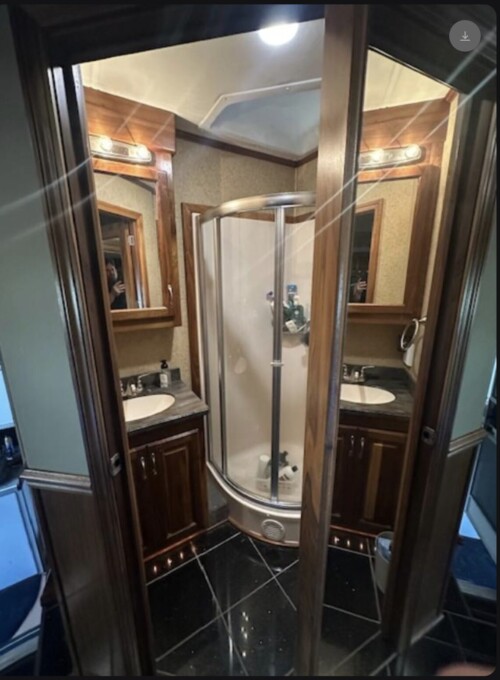 2015 Haulmark Dual Slide Volvo Coach With reart Salon/Garage Space. Immaculate - Image 7