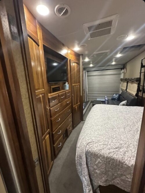 2015 Haulmark Dual Slide Volvo Coach With reart Salon/Garage Space. Immaculate - Image 8