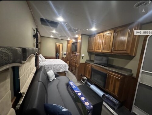 2015 Haulmark Dual Slide Volvo Coach With reart Salon/Garage Space. Immaculate - Image 9