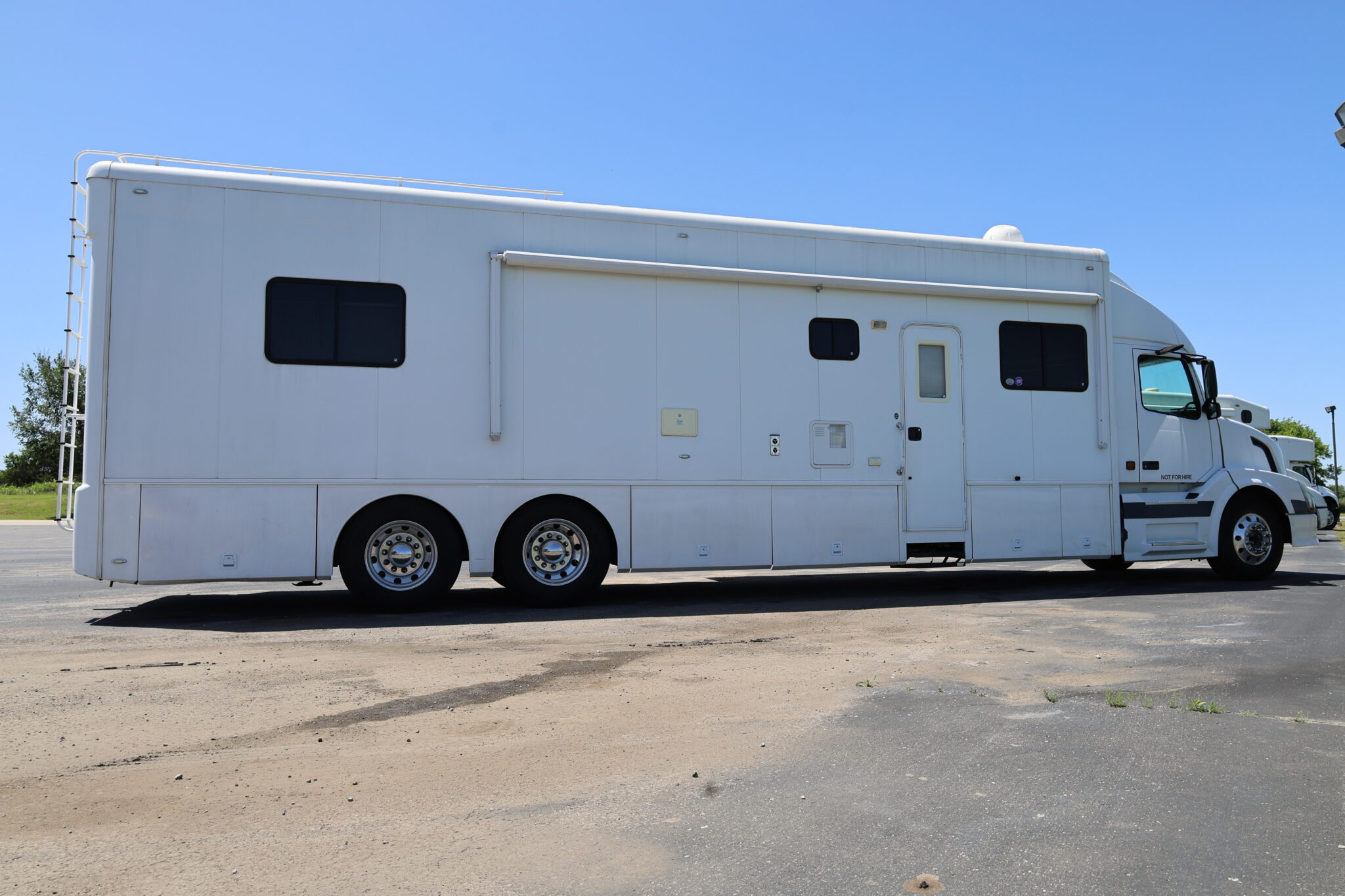 IMG_1490 2011 Volvo Showhauler Slide Out Coach, 465HP, Auto Shift Built on Pre-Emissions 05 Truck - Image 1