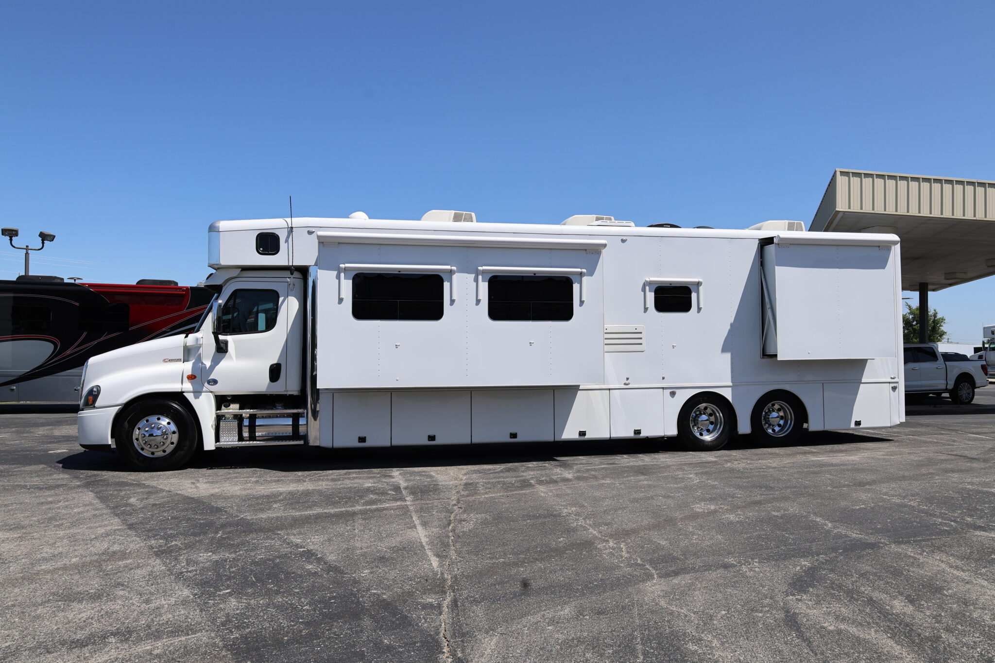 IMG_1660 2017 Dual Slide NRC Cascadia, Loaded, 197K Miles, Lots of Sleeping, Immaculate - Image 1