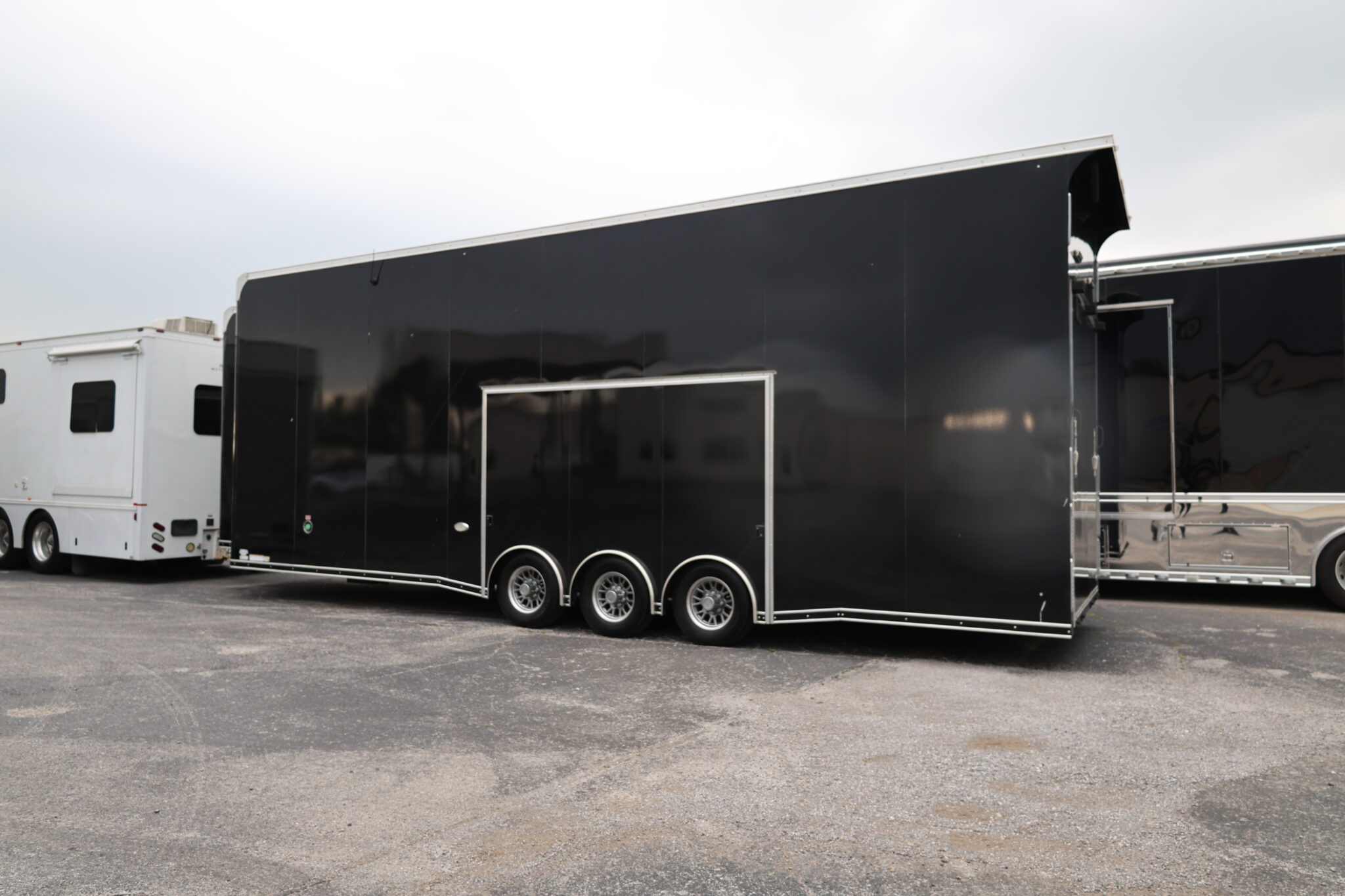 IMG_2856 2024 United 32' Stacker Tag, power Awnings, 17.5 Wheels & Tires, Immaculate - Image 1
