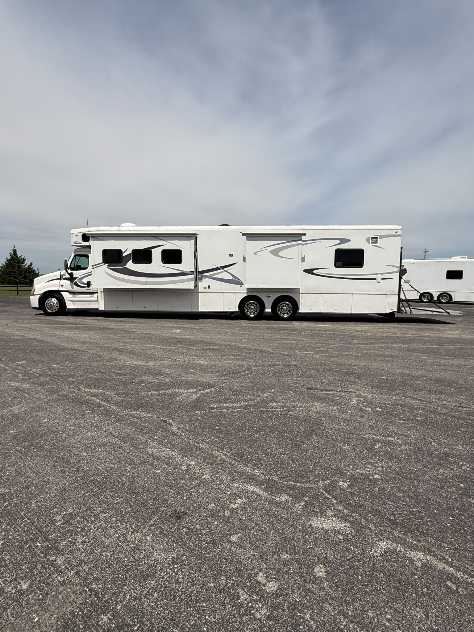 IMG_6209 2010 Cascadia Showhauler Dual Slide Garage Coach, DD-15, Automatic, 155K Miles - Image 1