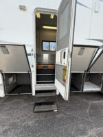 2010 Cascadia Showhauler Dual Slide Garage Coach, DD-15, Automatic, 155K Miles - Image 10