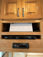 2010 Cascadia Showhauler Dual Slide Garage Coach, DD-15, Automatic, 155K Miles - Image 31