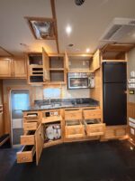 2014 ShowHauler Twin Tandem Totorhome, 342K Miles - Image 17